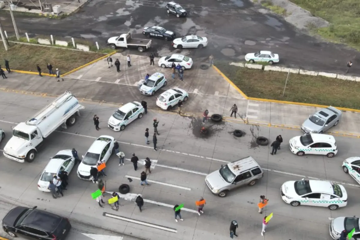 Bloqueo por manifestantes en la carretera México-Querétaro. Foto: X (@GN_Carreteras)
