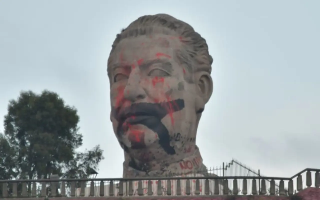 Monumento de la cabeza de Adolfo López Mateos. Foto: X/Emilio Varela (Canva)