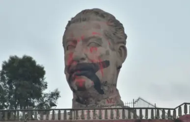VIDEO | Destruyen cabeza del ex presidente Adolfo López Mateos en Ciudad Universitaria de Toluca
