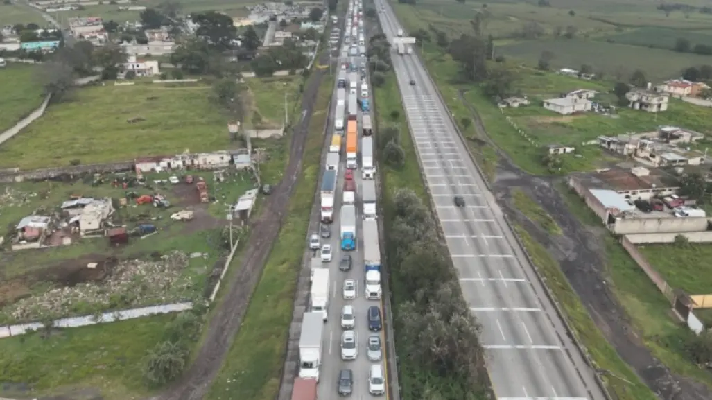 Bloqueo en la México-Querétaro supera las cinco horas: protestan por desaparición de dos taxistas en Edomex