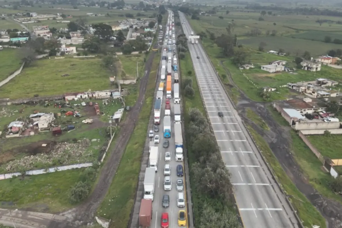 Carga vehicular en la autopista México-Querétaro.  Foto: X (@GN_Carreteras)