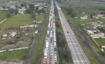 Bloqueo en la México-Querétaro supera las cinco horas: protestan por desaparición de dos taxistas en Edomex