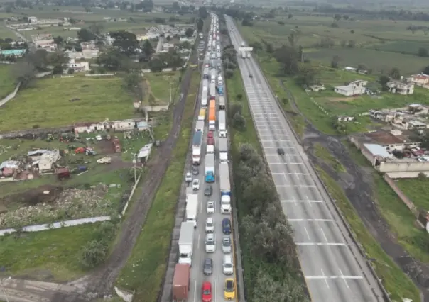 Bloqueo en la México-Querétaro supera las cinco horas: protestan por desaparición de dos taxistas en Edomex