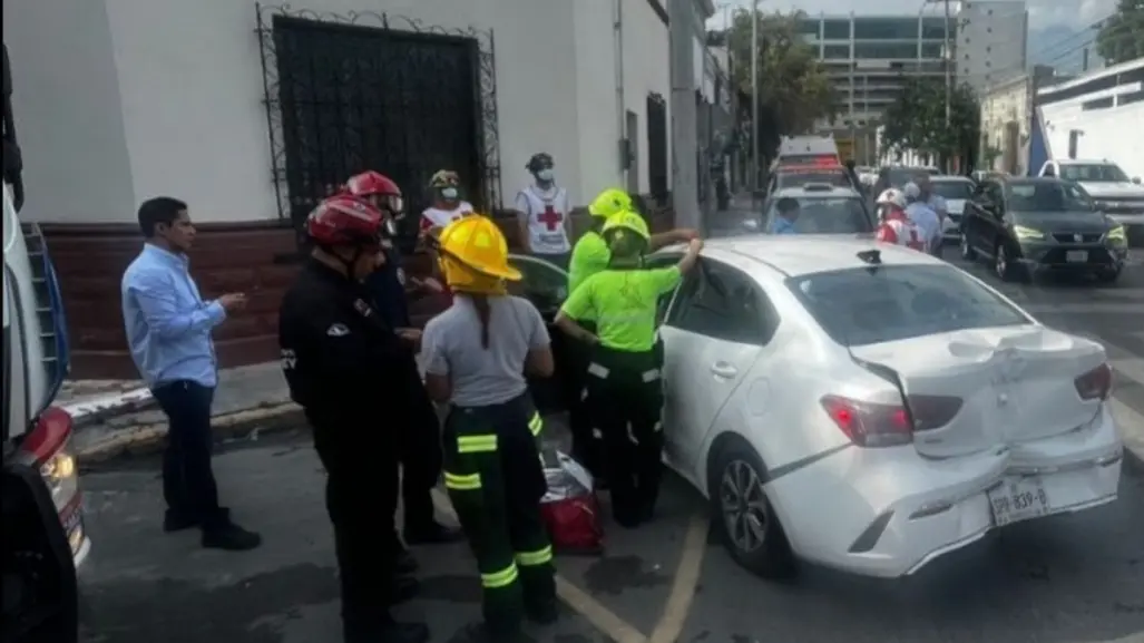 Mujer resulta con herida tras choque en el Centro de Monterrey