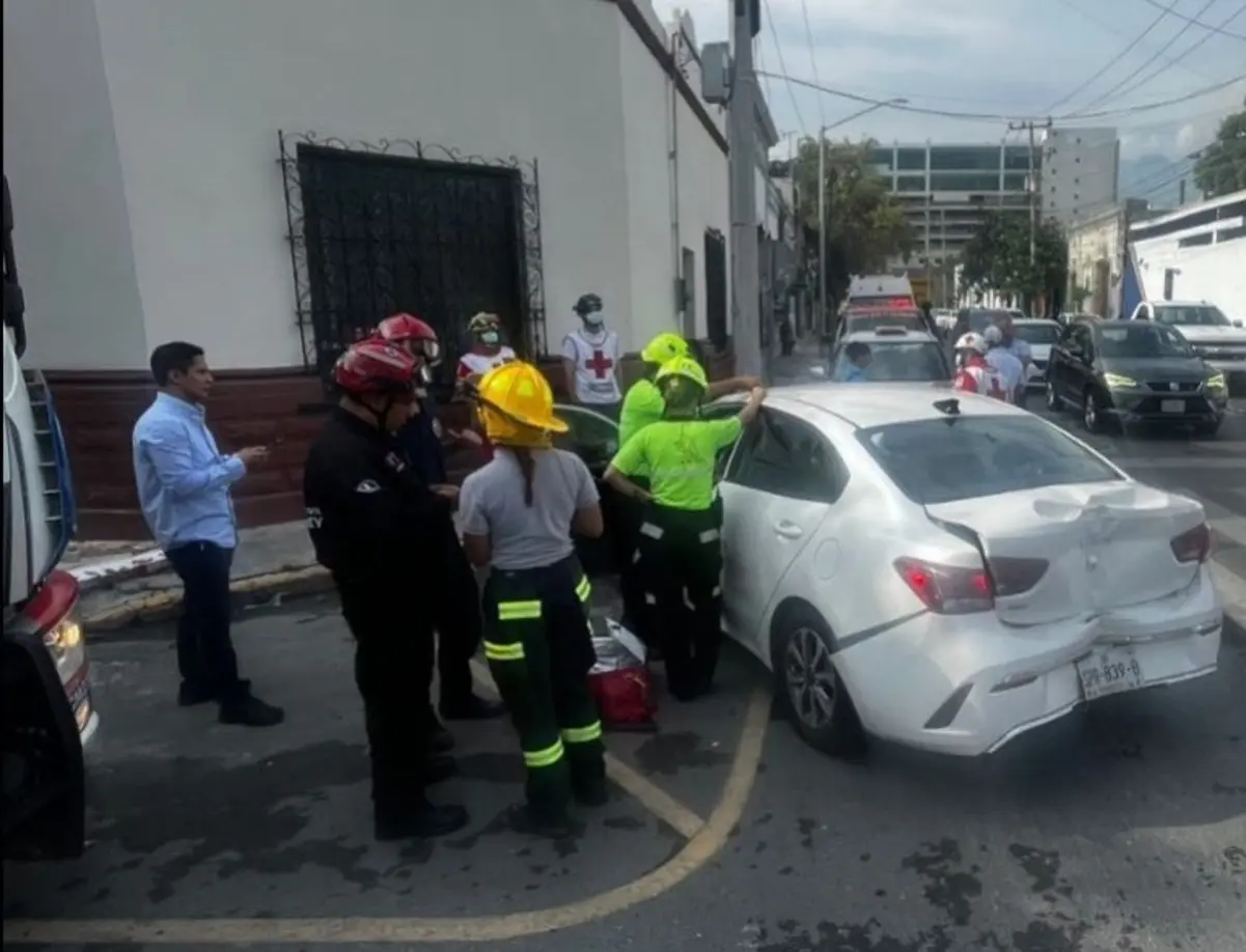 El equipo de Protección Civil trabajó en la zona eliminando riesgos, incluido un derrame de aceite en la carpeta asfáltica que podía provocar otro accidente. Foto: Protección Civil de Nuevo León.