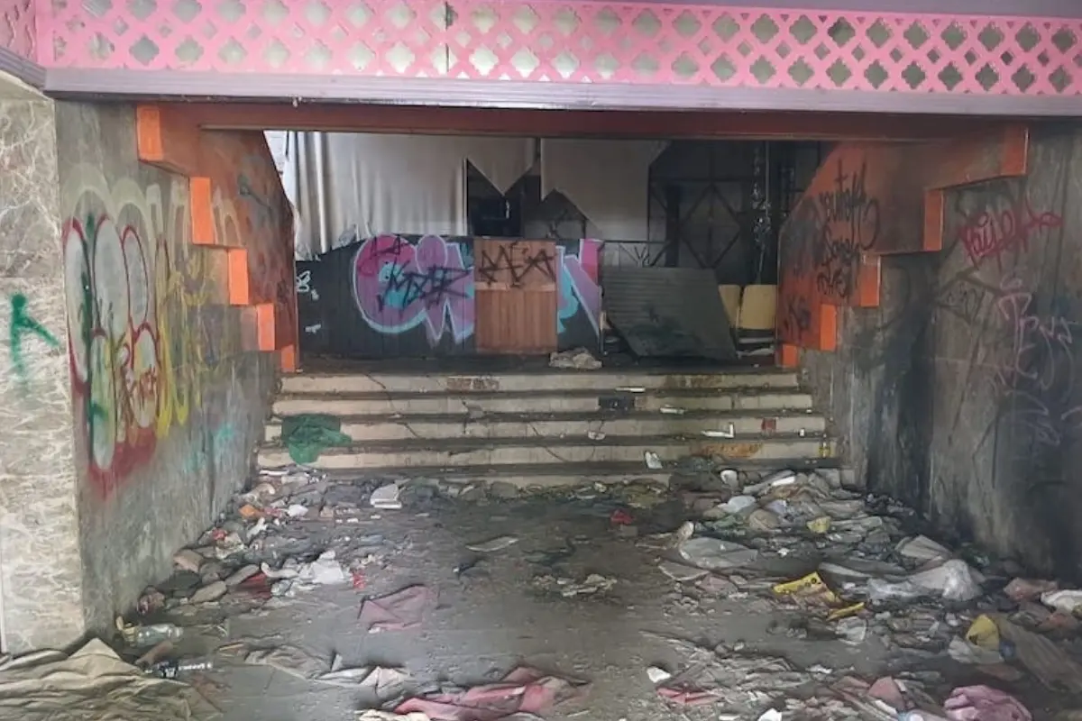 Explora la historia del cine Avenida en Ciudad Victoria y su transformación en un edificio abandonado. Conoce más sobre este tenebroso lugar de antaño.