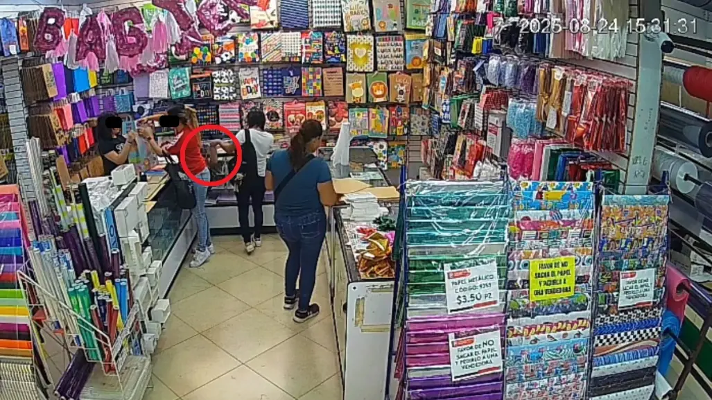Roban dos mujeres carteristas a una cliente en negocio del centro de Monterrey