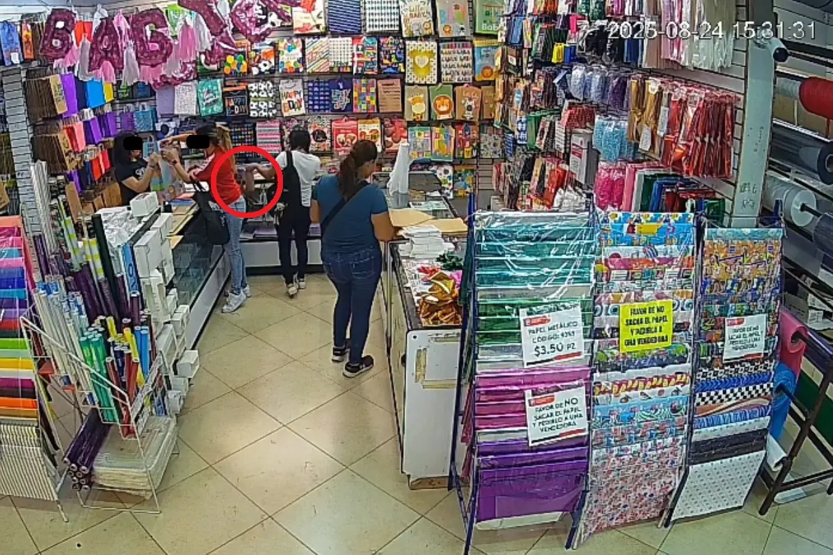 Una cliente de un negocio de bolsas para regalos y envolturas fue víctima de dos mujeres carteristas en el centro de Monterrey. Foto: Facebook Lu Mireles