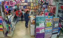 Roban dos mujeres carteristas a una cliente en negocio del centro de Monterrey
