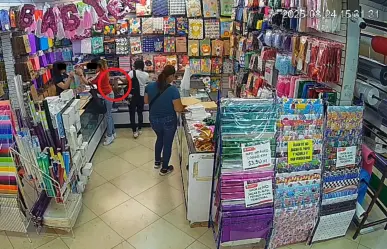 Roban dos mujeres carteristas a una cliente en negocio del centro de Monterrey