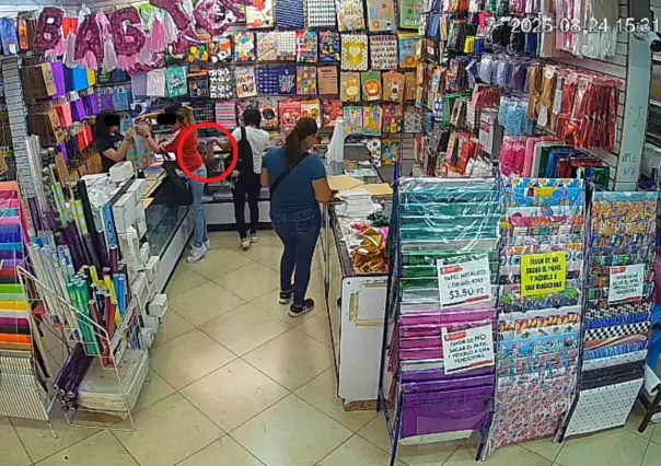 Roban dos mujeres carteristas a una cliente en negocio del centro de Monterrey