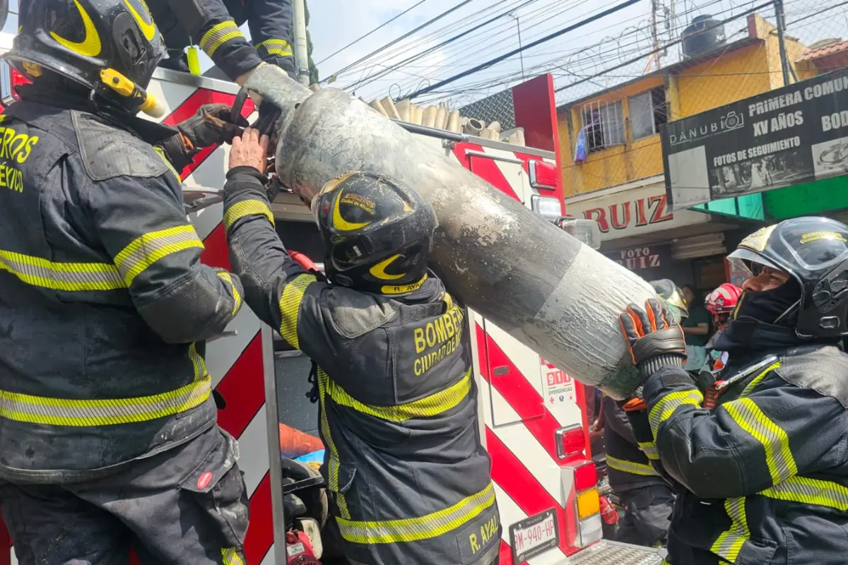 Explosión por fuga de gas sacude la colonia Guerrero, CDMX. Foto: Luis Antonio Alfaro