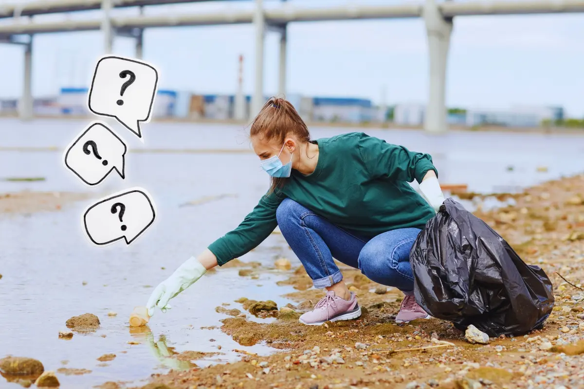 Una persona limpiando un río. Foto: Canva