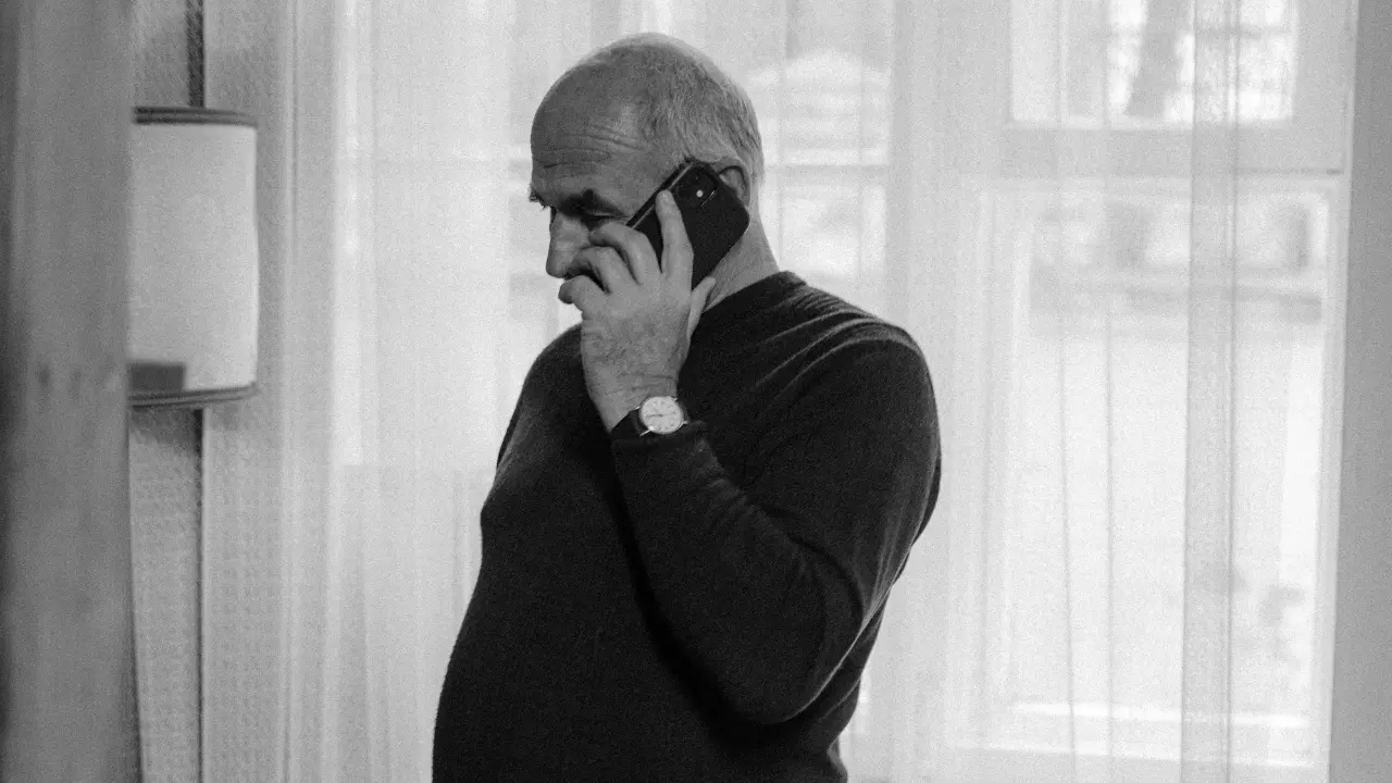 Un hombre habla por teléfono. Foto: Canva