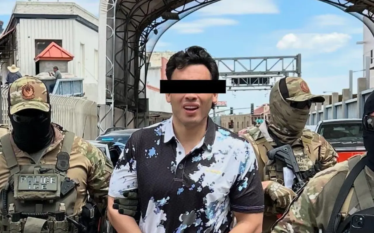 Julio César Chávez siendo trasladado por elementos del ICE. Foto: X (@USAmbMex)