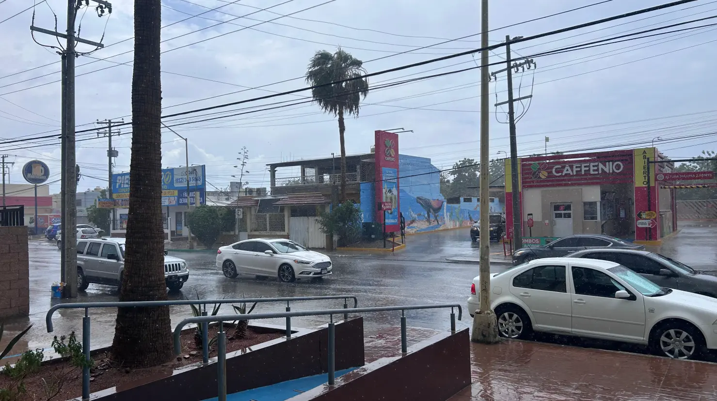 De manera sorprendente cayó una precipitación en La Paz, pro en distintas colonias. Foto: Ivette Pérez