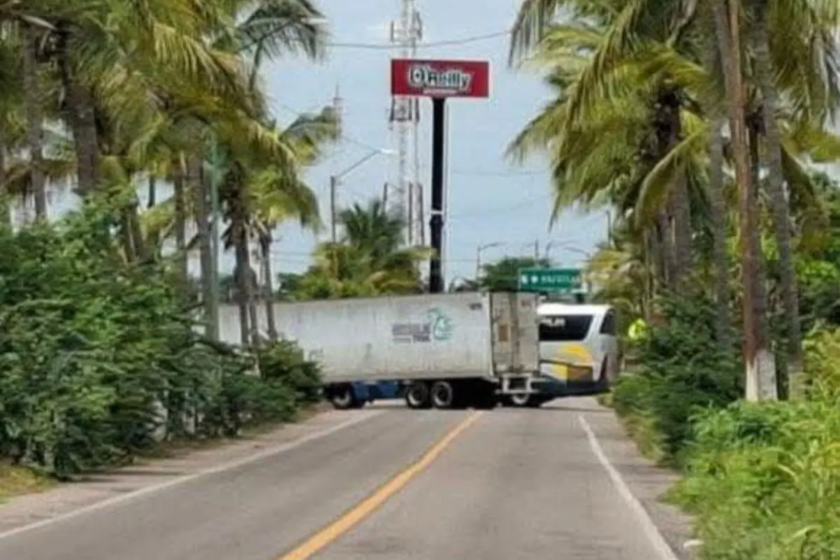Bloqueo en carretera de Escuinapa Foto: X(Twitter) @JLuisArreola9