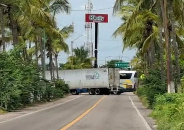 Se reportan narcobloqueos en Escuinapa, Sinaloa; autoridades despliegan operativo | VIDEO