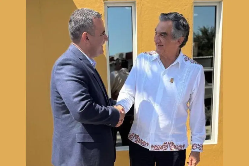 Américo Villarreal Anaya gobernador de Tamaulipas y el mayor de Roma, Texas, Jaime Escobar Jr. | Foto: Ramón Sánchez