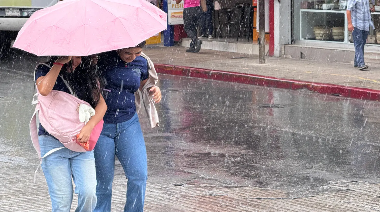 Según los pronósticos la segunda onda tropical tiene 30% de probabilidad de convertirse en ciclón conforme avance por el mar Caribe.- Fuente Irving Gil
