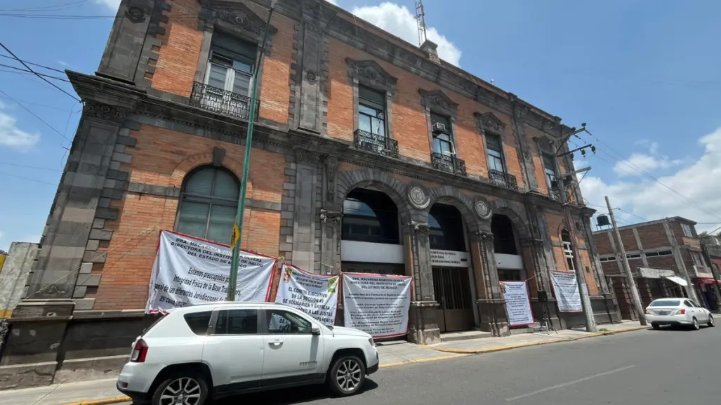 VIDEO | Trabajadores de Salud protestan en Toluca: exigen reubicación por edificio en mal estado