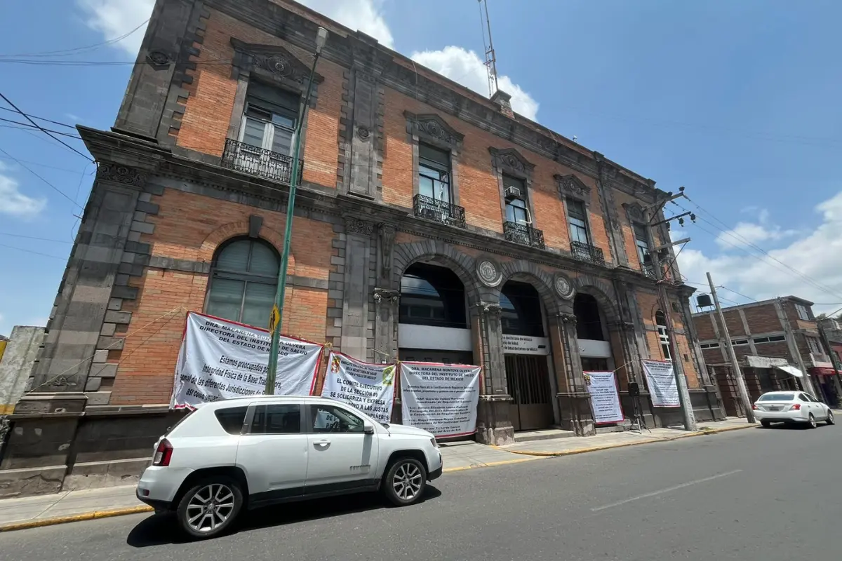 Fallas estructurales graves en el inmueble de Morelos y Josefa Ortiz, en Toluca.  Foto: Alberto Dzib |  Posta Edomex