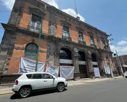 VIDEO | Trabajadores de Salud protestan en Toluca: exigen reubicación por edificio en mal estado