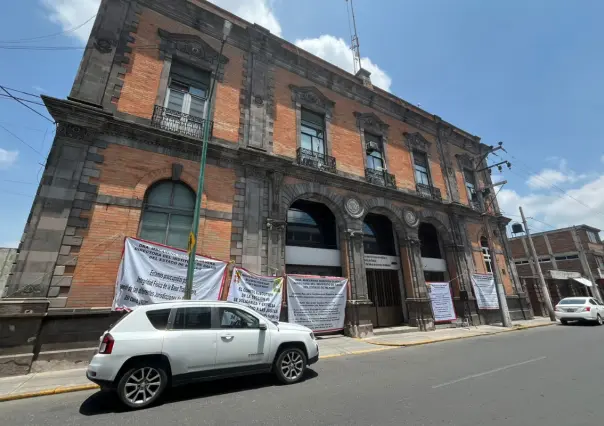 VIDEO | Trabajadores de Salud protestan en Toluca: exigen reubicación por edificio en mal estado