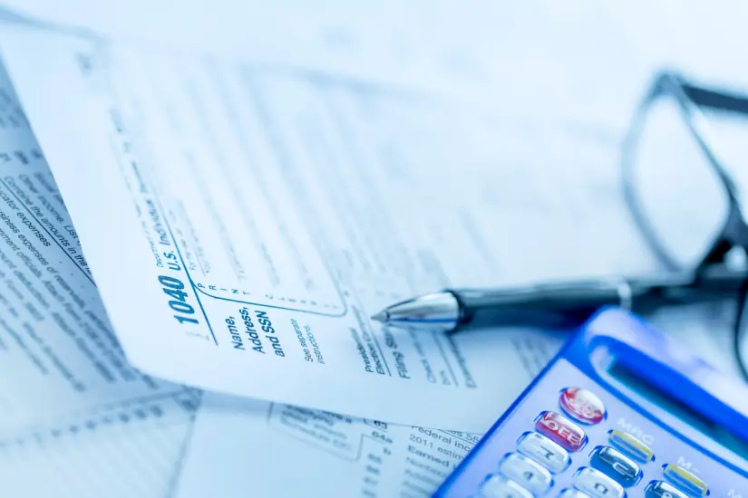 Al iniciar el ciclo escolar, es importante conocer los gastos deducibles que pueden ayudarte en tu declaración fiscal. Foto: Canva