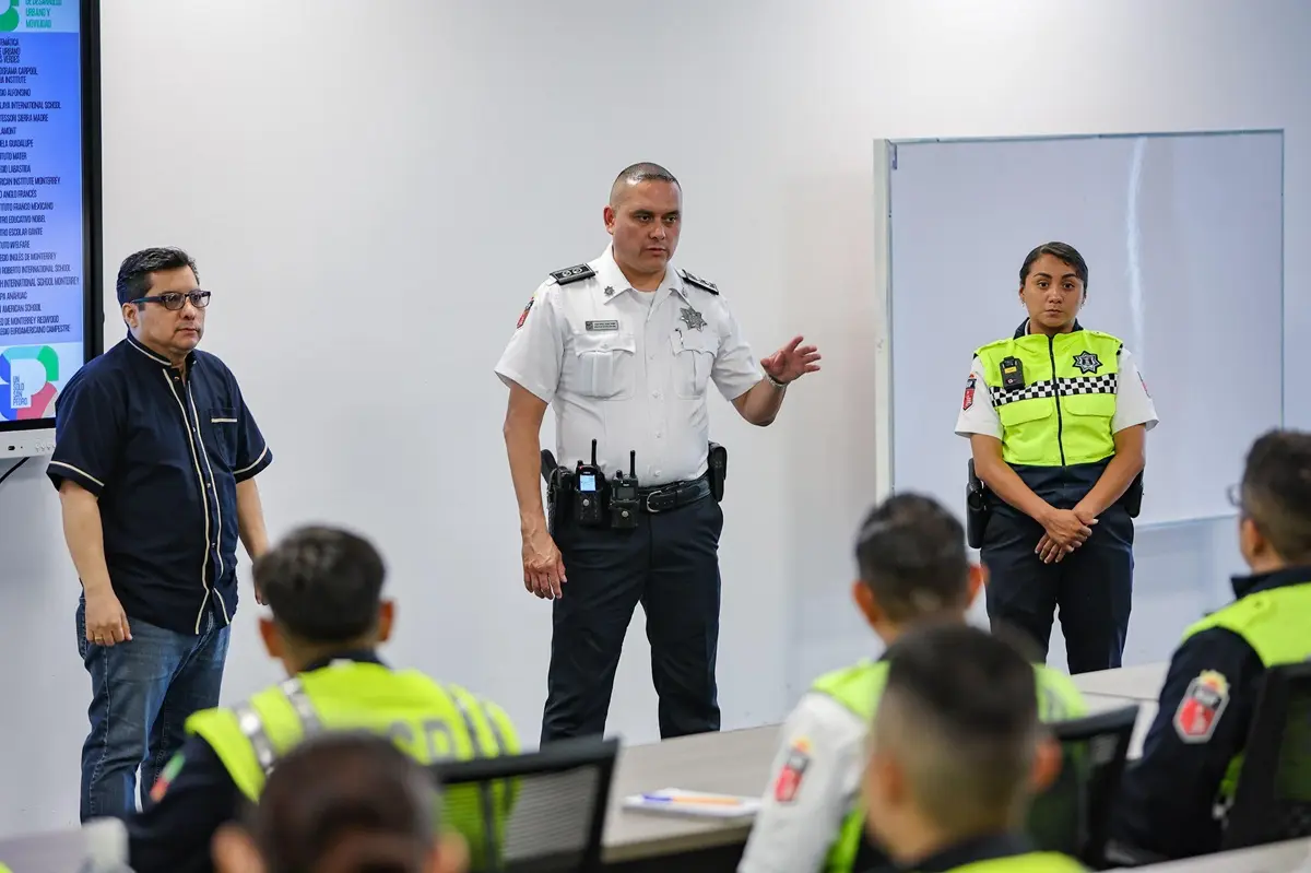 El Gobierno de San Pedro Garza García capacitó a agentes viales como parte de la implementación del Plan de Movilidad Escolar Sustentable. Foto: Gobierno de San Pedro Garza García