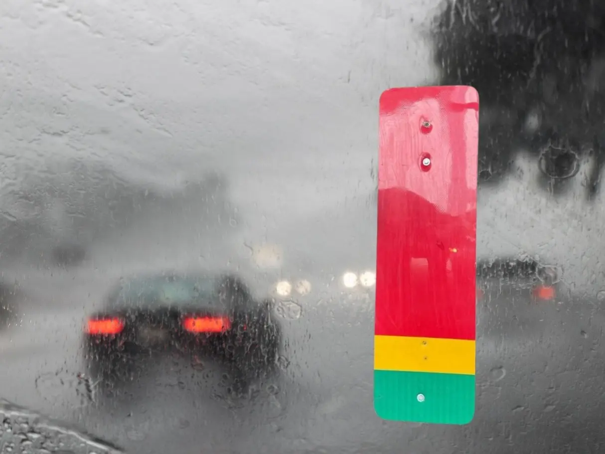 Los semáforos pluviales en Monterrey son una medida preventiva que puede marcar la diferencia entre un traslado seguro y un accidente durante las intensas lluvias. Foto: Canva.