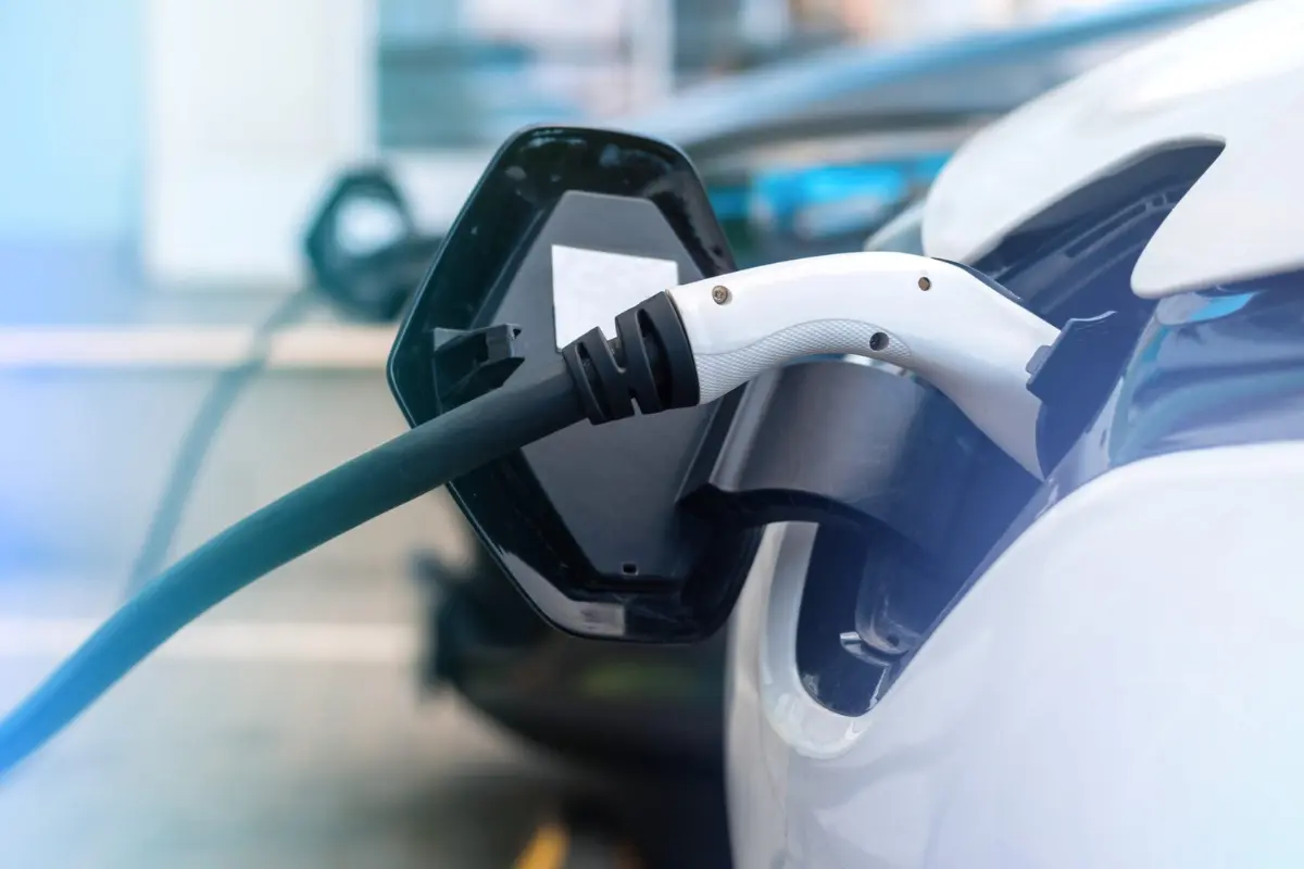 La meta no es menor: en el segundo semestre de 2026 podría estar circulando el primer vehículo eléctrico fabricado en territorio tamaulipeco. Foto: Freepik