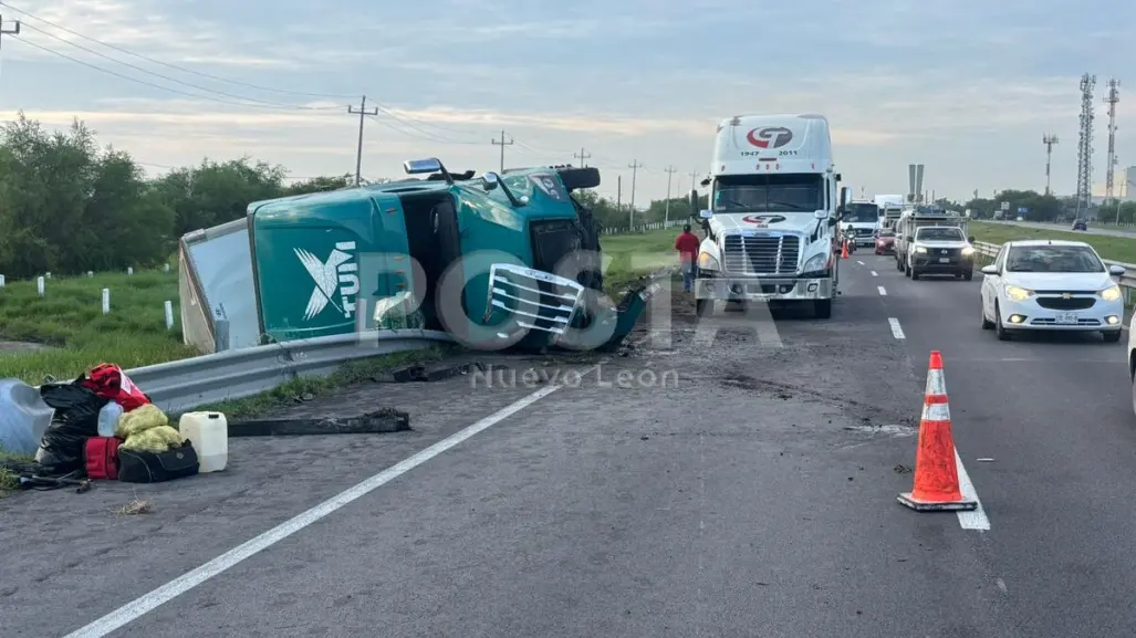 VIDEO | Caos en la autopista a Laredo tras volcadura de tráiler