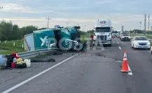 VIDEO | Caos en la autopista a Laredo tras volcadura de tráiler