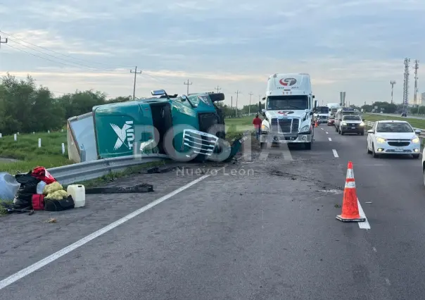 VIDEO | Caos en la autopista a Laredo tras volcadura de tráiler