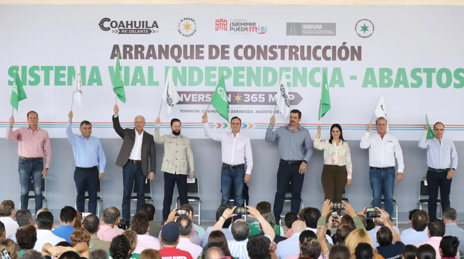 El gobernador Manolo Jiménez encabezó el arranque de construcción del sistema vial en Torreón. (Fotografía: Gobierno de Coahuila)