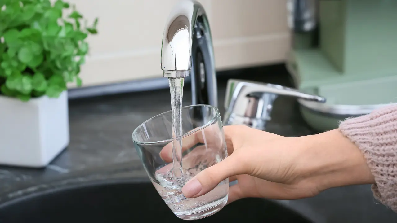El agua potable de Durango presenta algunos riesgos para el consumo humano. Foto: Canva.