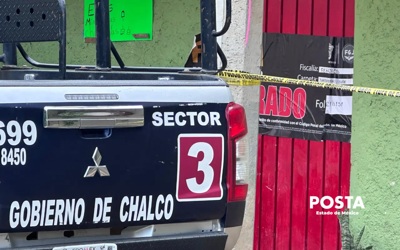 Policías afuera del domicilio en Chalco donde fue asesinada Dulce. Foto: Juan Manuel López
