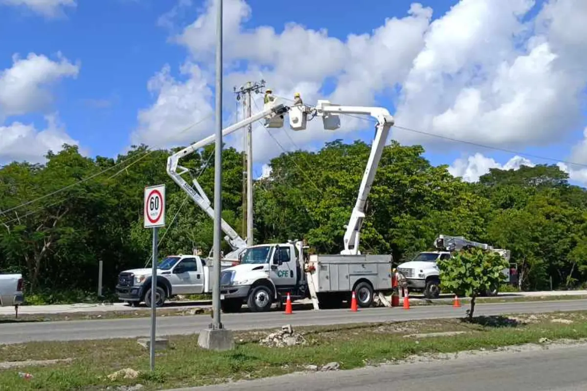 Los trabajos, que forman parte de un plan de modernización de la red, buscan garantizar un suministro más seguro y confiable para la comunidad. Foto: CFE