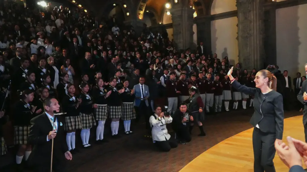 Claudia Sheinbaum inaugura primer ciclo escolar del Bachillerato Nacional; lo califica de "revolucionario"