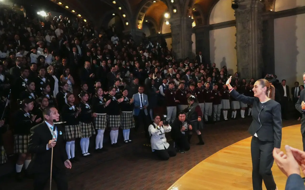 Claudia Sheinbaum ante estudiantes de preparatoria. Foto: Presidencia de la República