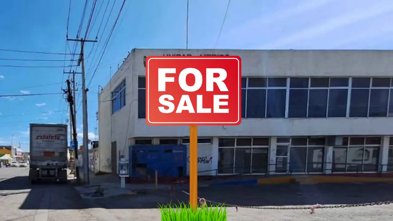 Este edificio se encuentra a la venta o renta y lo anuncian en Marketplace. Foto: Especial.