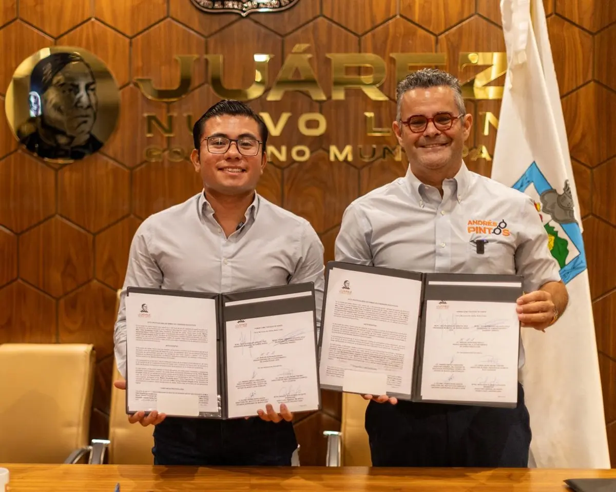 En la imagen el alcalde de Juárez, Félix Arratia, y Andrés Pintos Caballero, director General del Conalep Nuevo León, muestran los convenios firmados para fortalecer la educación dual. Foto: Gobierno de Juárez