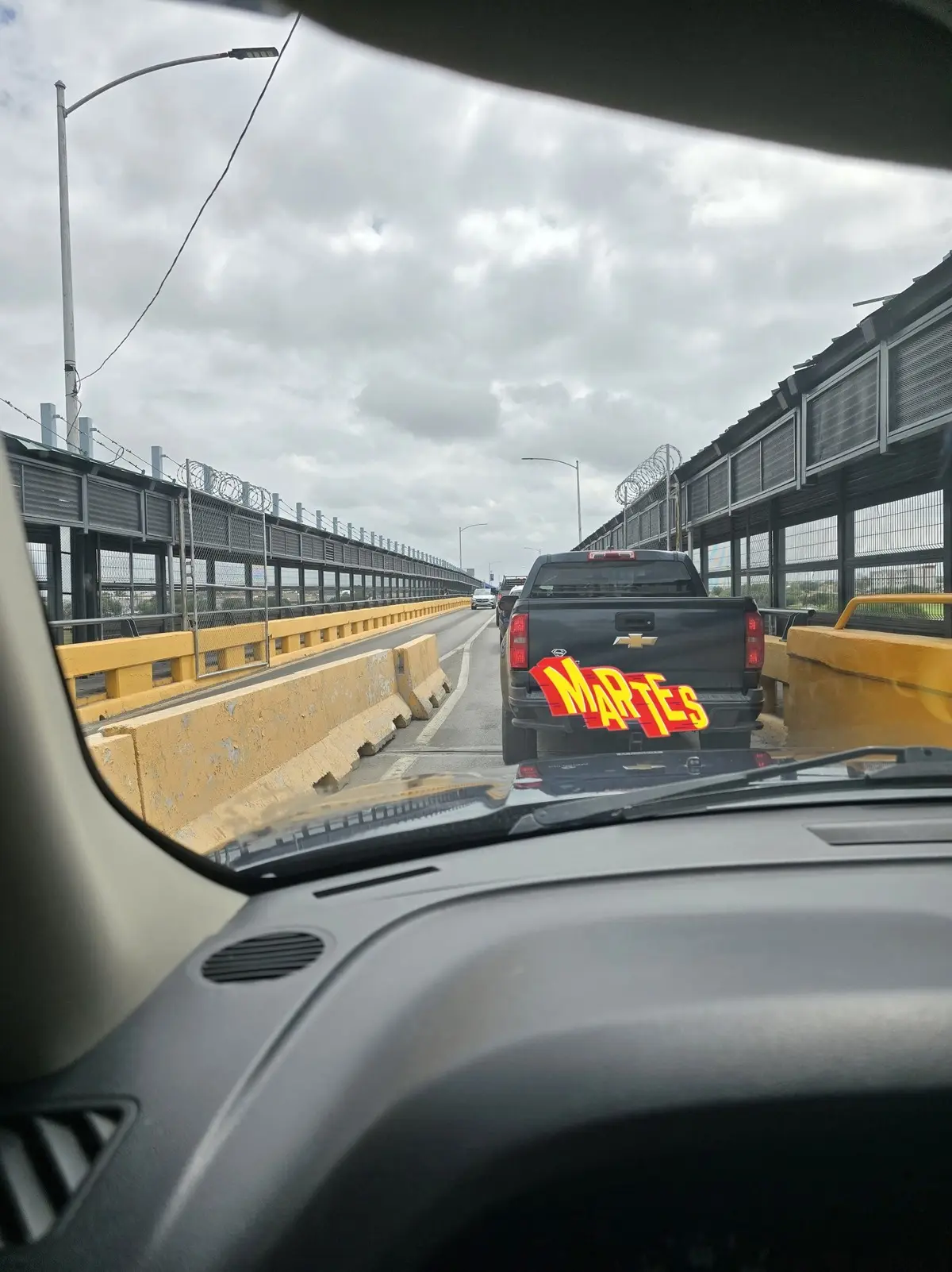 Fila para atravesar el puente internacional en Piedras Negras / Foto: Alejandra Gonzalez