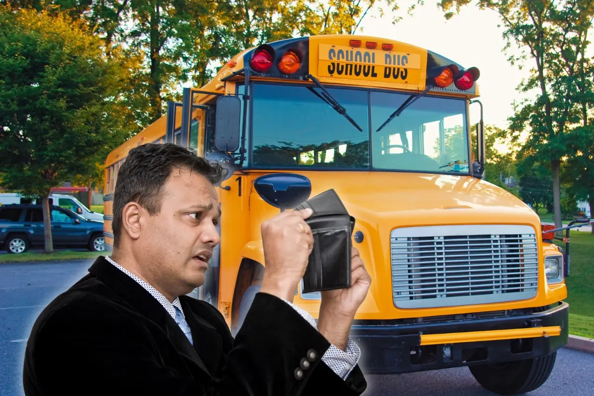 Un transporte escolar y una persona con cartera vacía. Foto: Canva