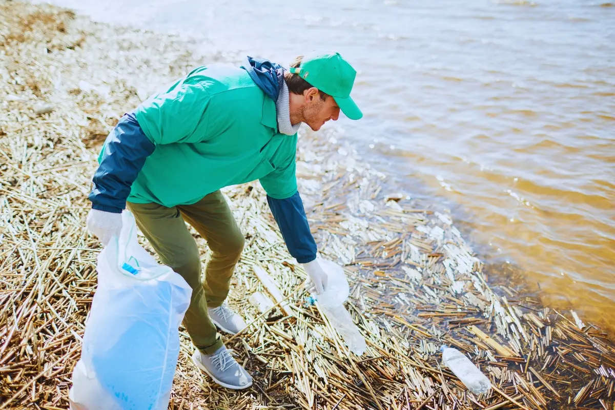 Un hombre limpiando el río. Foto: Canva