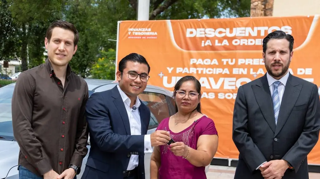 Gobierno de Juárez premia con auto a contribuyente cumplida del impuesto predial 2025