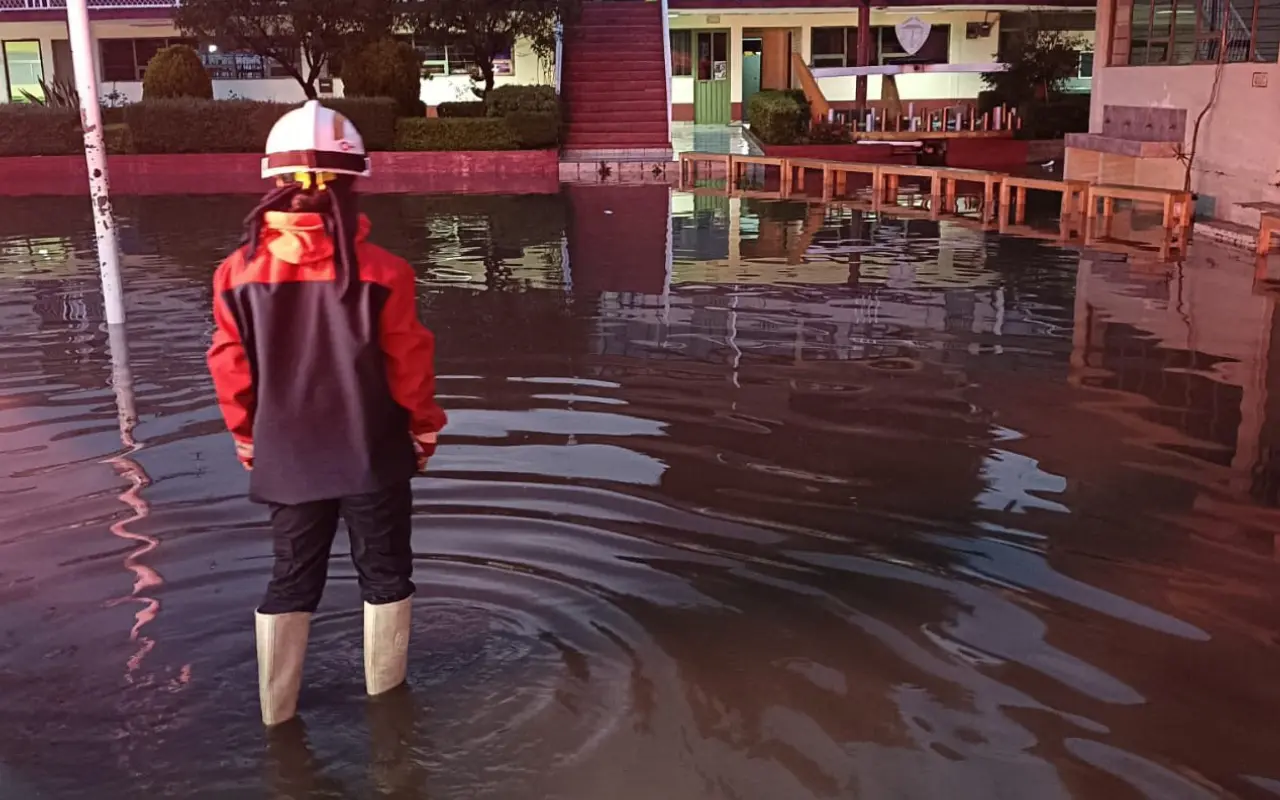 Inundación en escuela de la localidad San Pedro Cholula. Foto: FB/ Gobierno Municipal de Ocoyoacac (Canva)