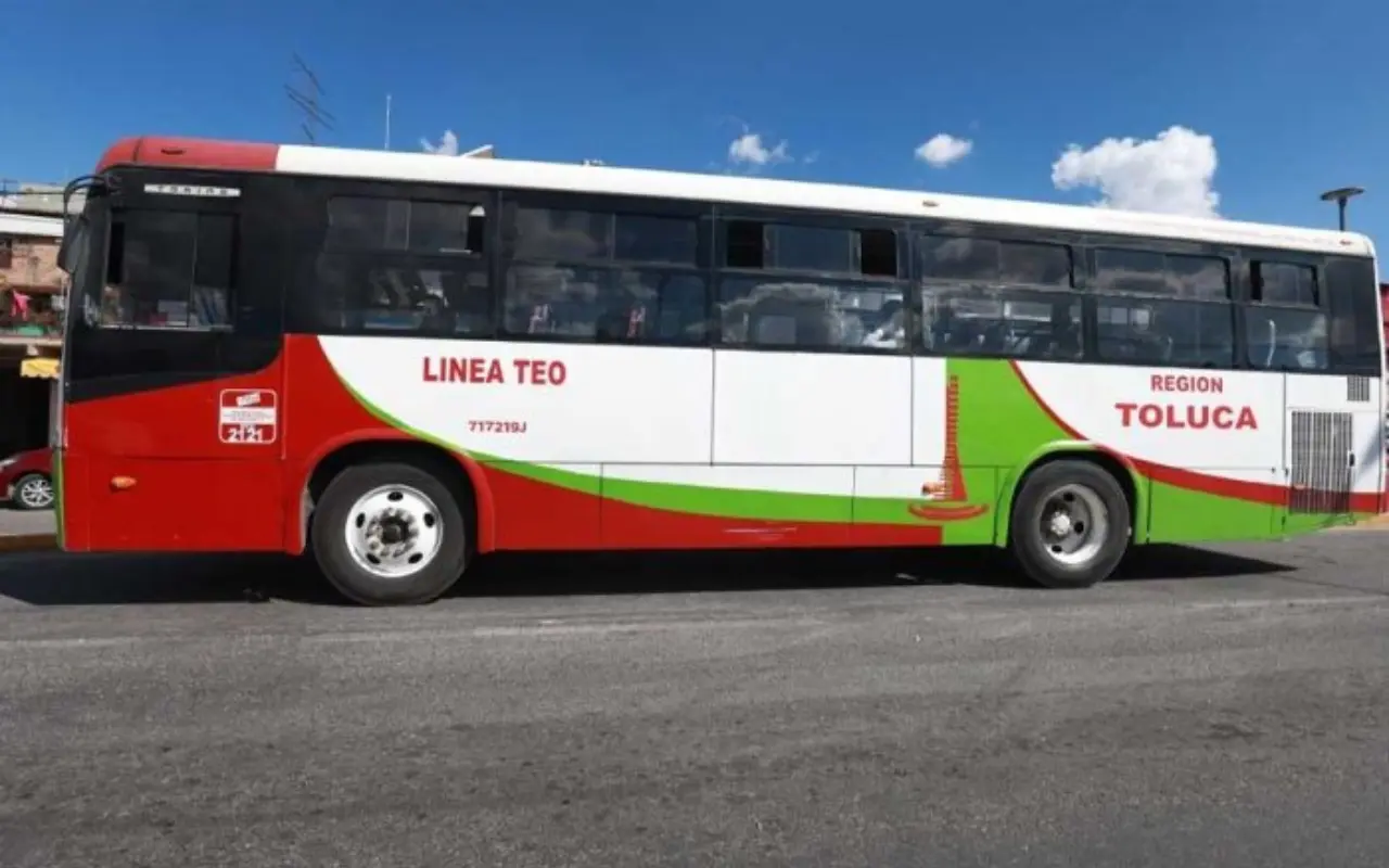 Autobús Teo. Foto: X/ @trespm (Canva)