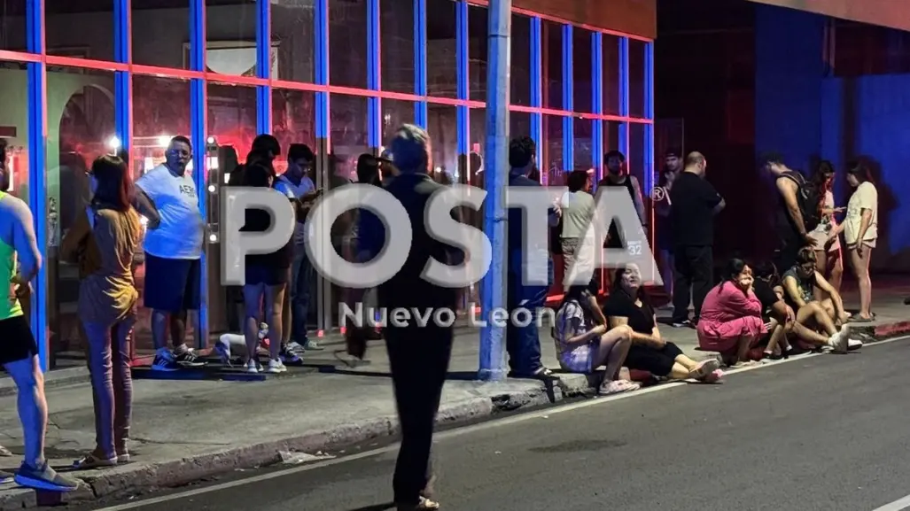 Incendio provoca evacuación masiva en departamentos de Monterrey